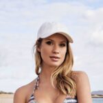 Frau am Strand trägt eine weiße Low Profile Cotton Twill Cap mit individuellem Druck.