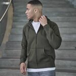 Modische Herren Kapuzenjacke mit Reißverschluss in Olivgrün, getragen über weißem T-Shirt.