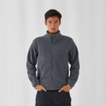 Icewalker+ Outdoor Full Zip Fleece Herrenjacke in Anthrazit mit hohem Kragen, getragen von Model vor neutralem Hintergrund