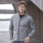 Leichter Herren-Softshell mit Reißverschluss, Stehkragen und sportlichem Design – ideal für Performance und Alltag.