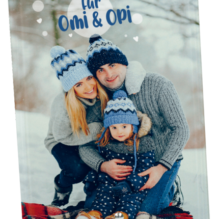 Personalisierte Schiefertafel (24×39 cm) mit Fotodruck einer Familie im Schnee und dem Schriftzug „Für Omi & Opi“.