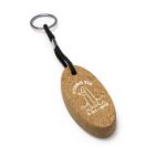 Schwimmender Schlüsselanhänger aus Naturkork mit Gravur „Vitamin Sea is all I need“ und schwarzer Kordel.