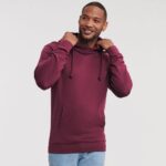 Lächelnder Mann trägt bordeauxfarbenes Bio-Kapuzen-Sweatshirt mit hohem Kragen und Kordelzug