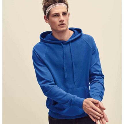 Junger Mann trägt einen blauen Lightweight Hoodie mit Kapuze und Kängurutasche, geeignet für sportliche oder lässige Outfits.