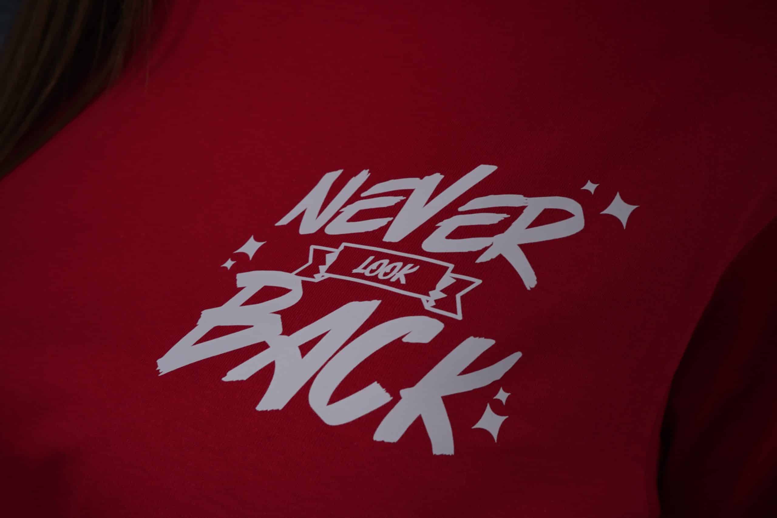 Weißer Aufruck Never Look Back auf rotem T-Shirt