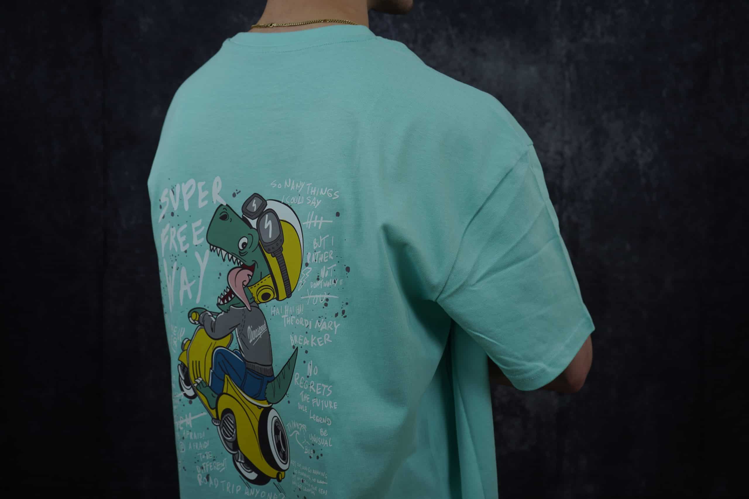 Mehrfarbiger T-Shirt Aufdruck Krokodil auf Roller