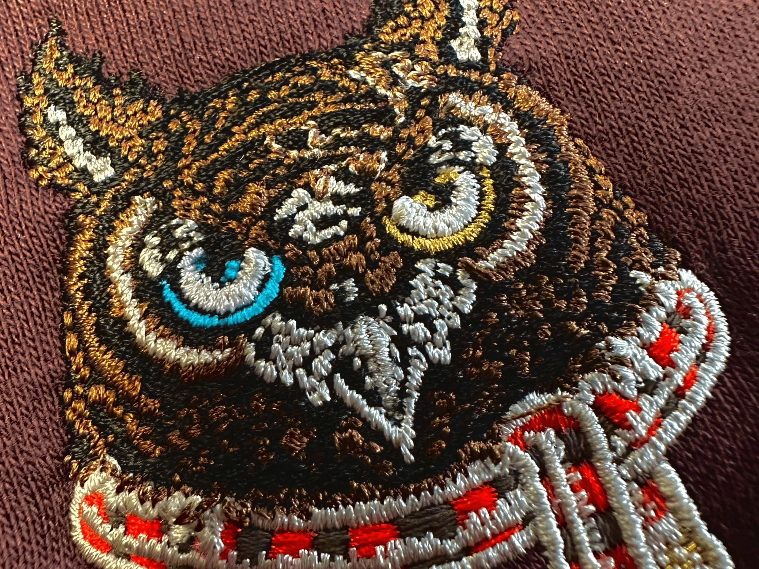 Mehrfarbige Bestickung Motiv Eule mit Schal