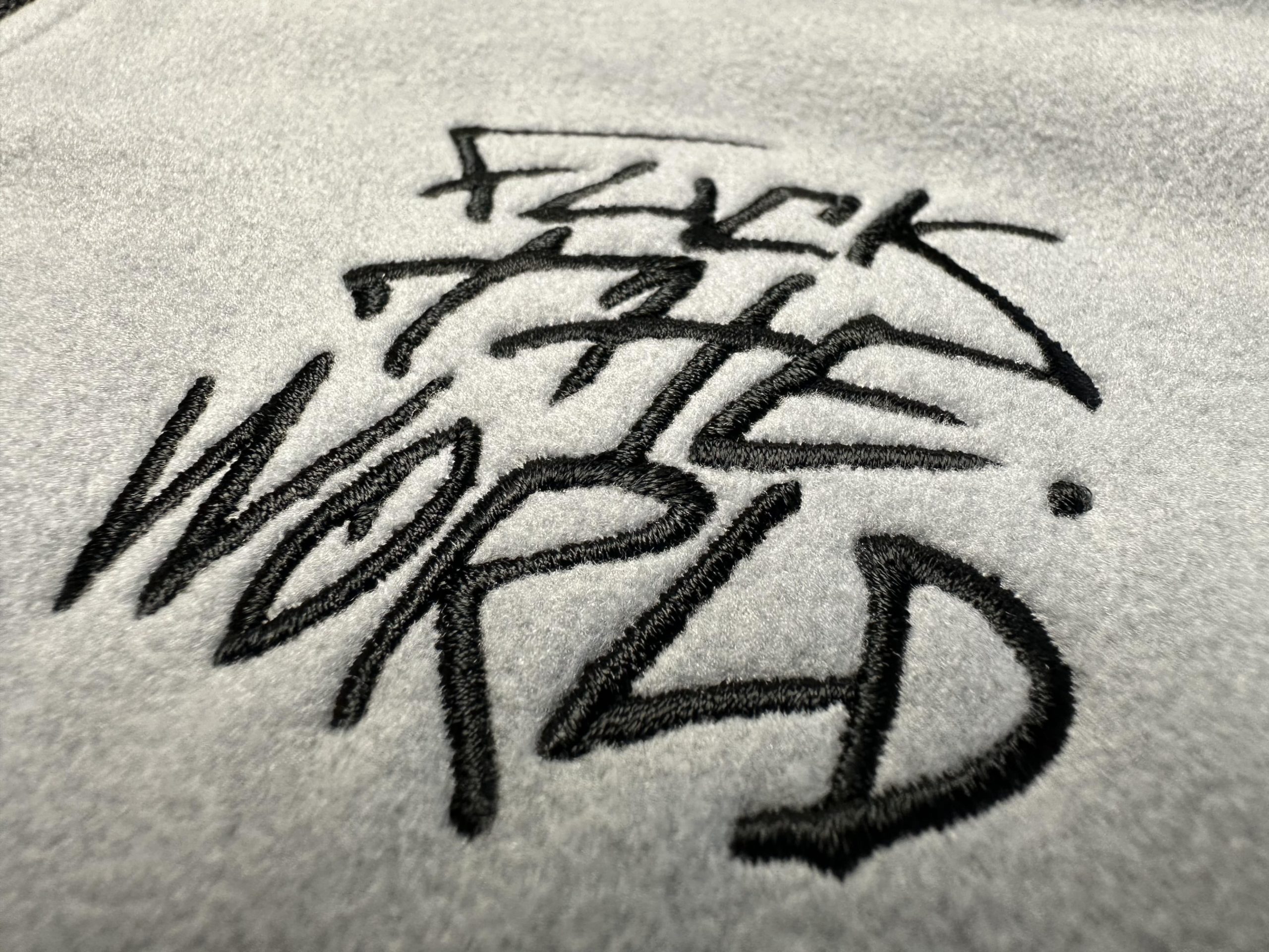 Detailgetreue Bestickung mit Schriftzug FTW