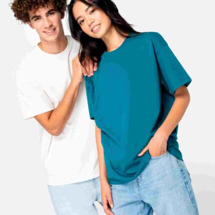 Umweltfreundliches Unisex-T-Shirt mit hängenden Schultern – Modell trägt lockeres French Terry Shirt in Weiß und Türkis, ideal für Alltag oder Freizeitmode