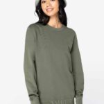 Model trägt nachhaltiges Unisex Sweatshirt in Olivgrün aus French Terry mit Rundhalsausschnitt