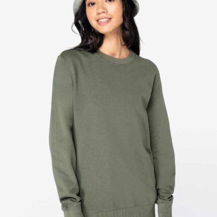 Model trägt nachhaltiges Unisex Sweatshirt in Olivgrün aus French Terry mit Rundhalsausschnitt