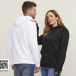Unisex Hoodie in Schwarz und Weiß, getragen von Mann und Frau, seitliche Rückenansicht und Frontansicht