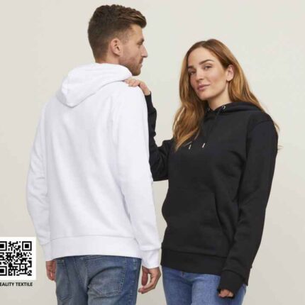 Unisex Hoodie in Schwarz und Weiß, getragen von Mann und Frau, seitliche Rückenansicht und Frontansicht