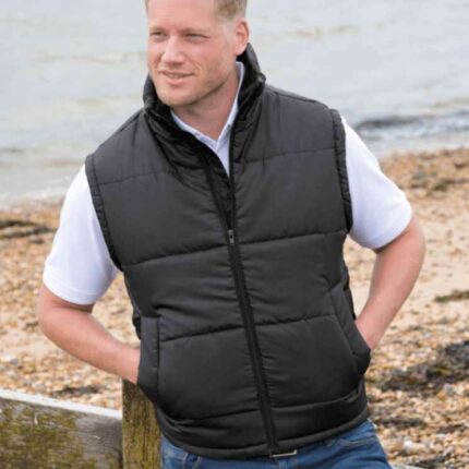 Core Bodywarmer für Herren am Strand, ideal für Branding mit individuellem Druck.