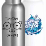 Zwei Edelstahl-Trinkflaschen mit Bambusdeckel, eine mit Katzenmotiv und „It’s Meow Lovers“-Aufdruck, die andere mit maritimem Design eines Schwertfischs und Ankers.