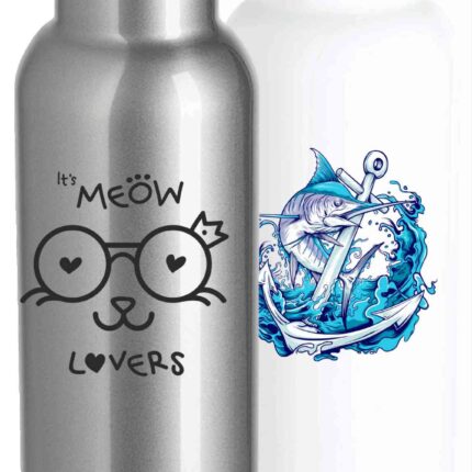 Zwei Edelstahl-Trinkflaschen mit Bambusdeckel, eine mit Katzenmotiv und „It’s Meow Lovers“-Aufdruck, die andere mit maritimem Design eines Schwertfischs und Ankers.