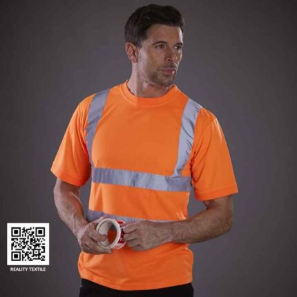 Hi-Vis Kurzarm-T-Shirt in leuchtendem Orange mit reflektierenden Streifen, getragen von einem Mann in Arbeitsumgebung.