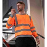 Mann mit leuchtend orangefarbenem Hi-Vis Sweatshirt „Limerick“ mit reflektierenden Streifen, ideal für Arbeitskleidung