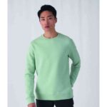 KING Crew Neck Herren Sweatshirt in Hellgrün, getragen von Model vor neutralem Hintergrund