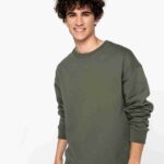 Umweltfreundliches Oversize Unisex-Sweatshirt mit Rundhalsausschnitt in Khaki, getragen von einem jungen Mann