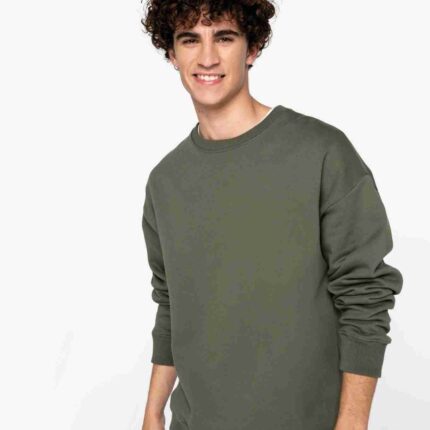 Umweltfreundliches Oversize Unisex-Sweatshirt mit Rundhalsausschnitt in Khaki, getragen von einem jungen Mann