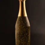 Sekt Getränk in goldener Flasche mit Etikett vorne und hinten