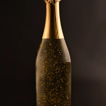 Sekt Getränk in goldener Flasche mit Etikett vorne und hinten
