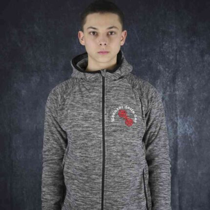 Junger Mann trägt eine graue Spiro S245M Microfleece-Hoodiejacke mit Meenzer derfe des-Stickerei auf der Brust vor dunklem Hintergrund.