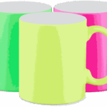 Drei bunte Sublitassen mit Herzhenkel in Neonfarben: Grün, Gelb und Pink – perfekt für auffällige Designs.